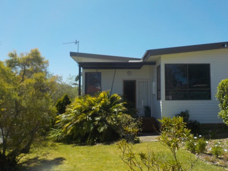 Warners Bay White D5 I15 - Vinyl Wall Cladding Projects - Forever Boards